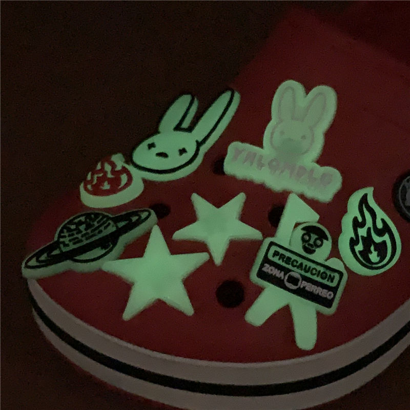 Powieść 1 sztuk śliczne królik uroki buta świetlista gwiazda płomień planeta akcesoria do obuwia dekoracji Fit Croc Jibz okazjonalne prezenty dla dzieci U252