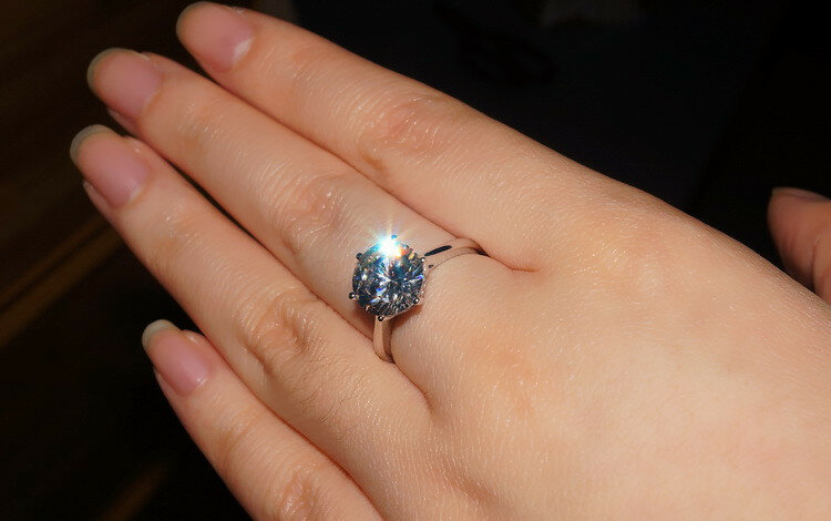 Кольцо женское из серебра 925 пробы с бриллиантами 3 карата
