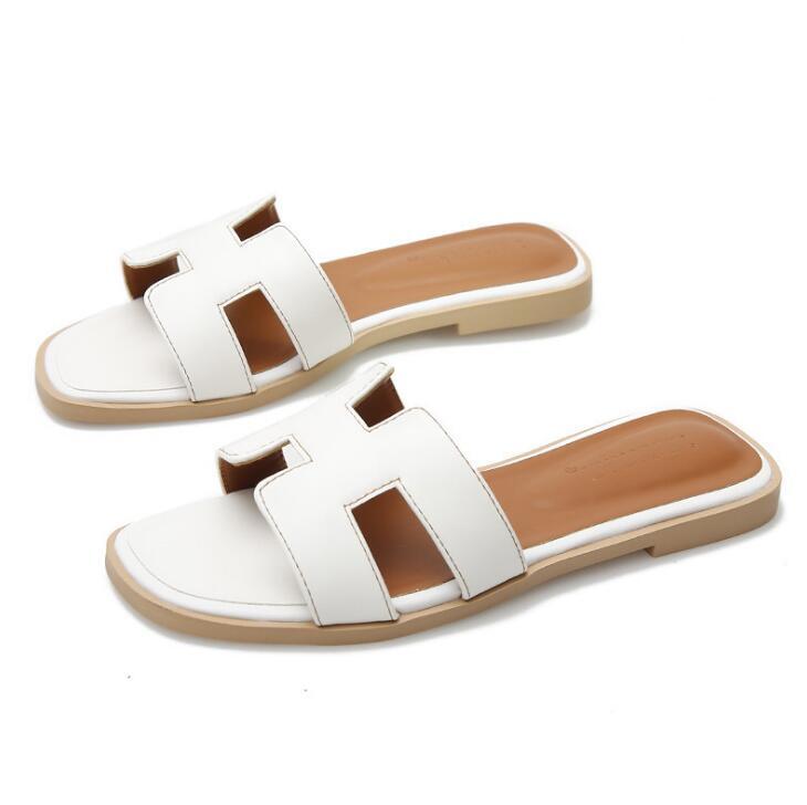 2020 signore di estate pistoni piani di moda semplice plus size coperta PUH pantofole di gomma progettista flop di vibrazione della spiaggia