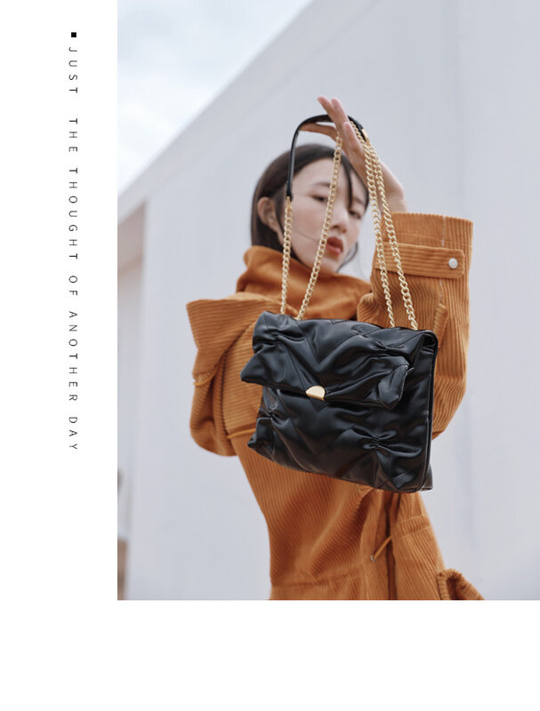 Hot sales volume small round bag fashion women's bag one shoulder vintage handbag soft leather pleated bag chain small square ba