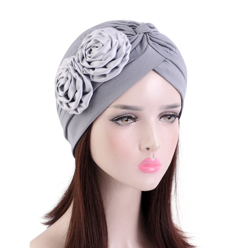 Turbante fruncido estilo anudado para mujer, Bandana elástica de Color sólido con accesorios para el cabello de doble flor, cubierta suave para la cabeza