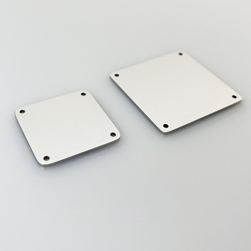 Pwongingcharm مجانية الليزر محفورة 10 قطعة شعار مربع العلامة الفولاذ المقاوم للصدأ مربع لوحة 4 ثقوب مربع العلامة 30x30 مللي متر 40x40mm