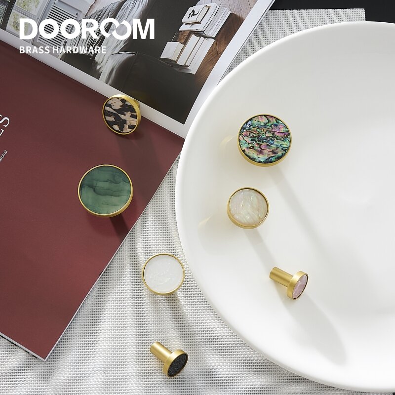 Dooroom علاقات نحاسية صدفية لون أبيض وذهبيخطاف للجدار يستخدم داخل الحمام والمطبخ، علاقات للملابس، خطافات تعليق من الطراز الاسكندنافي