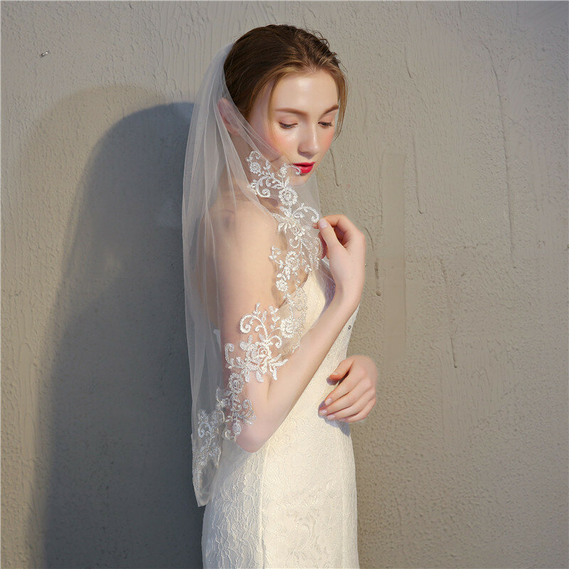 Novo 2 camadas véus de casamento com pente applique borda do laço curto véu de noiva