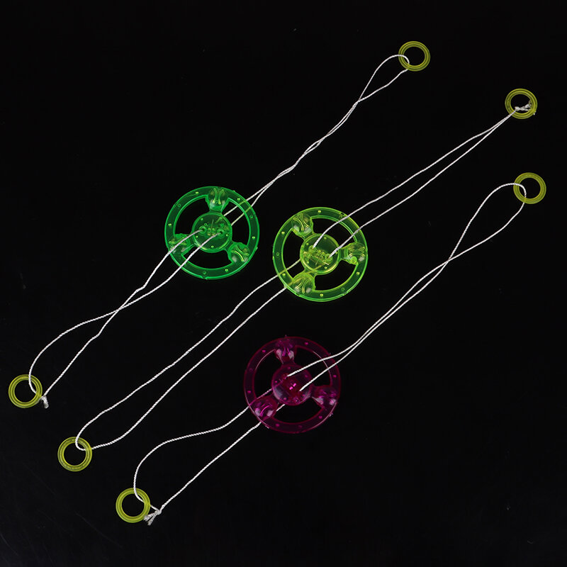 1pc flash puxar linha led volante de fogo quente flywheel brilho apito criativo clássico brinquedos cor aleatória plástico + véu corda