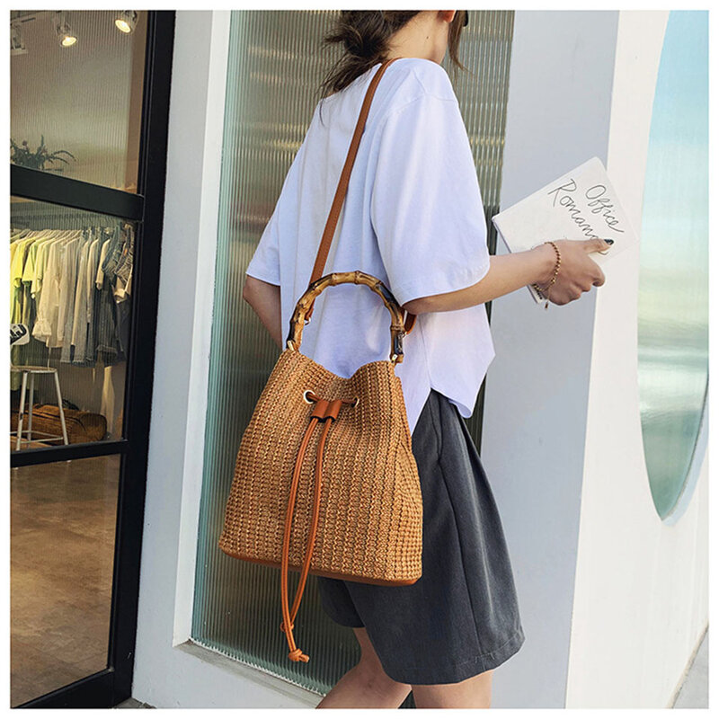 2021 nuova borsa a secchiello estiva borsa in paglia manico in bambù borsa in Rattan intrecciata borsa da spiaggia femminile borsa a tracolla da donna in rafia Bolso