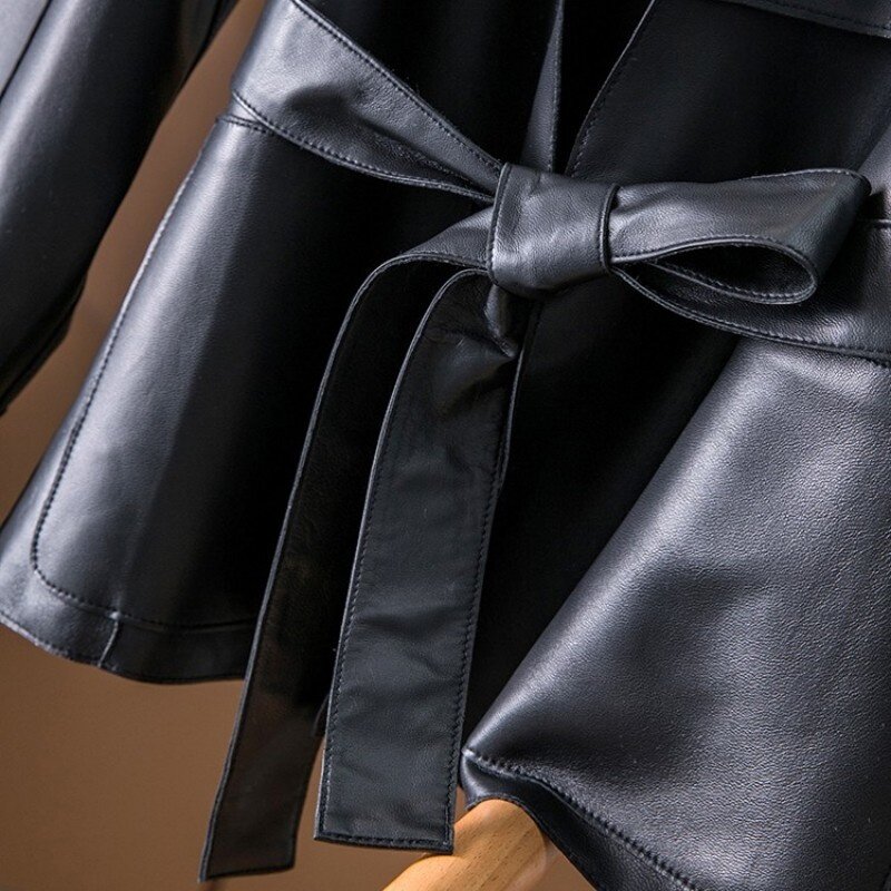 女性のための本革のジャケット,深いVネック,ベルト付き,エレガントで豪華なイタリアのオフィスジャケット,スリムフィット,本革のコート