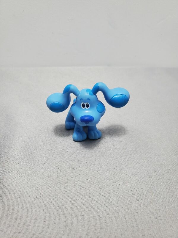 Игрушечная модель голубой пятнистой собаки со смайликом