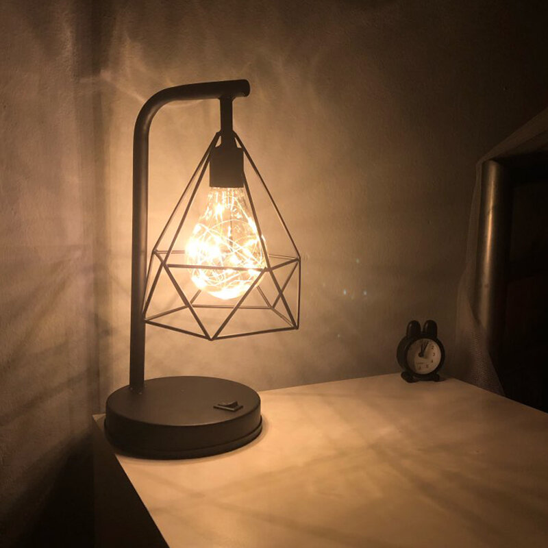 Żelazo retro Art minimalistyczna lampa stołowa AA bateria Hollow diamentowy kształt lampka do czytania Vintage NightLamp na oświetlenie nocne do sypialni