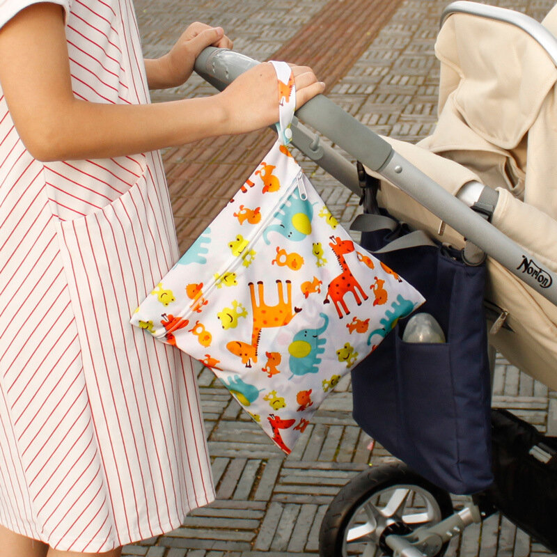 Bolsa de pañales reutilizable para bebé, organizador impermeable, estampado de moda, pañales de viaje con cremallera, bolsillo de almacenamiento pequeño para mamá, 25 estilos