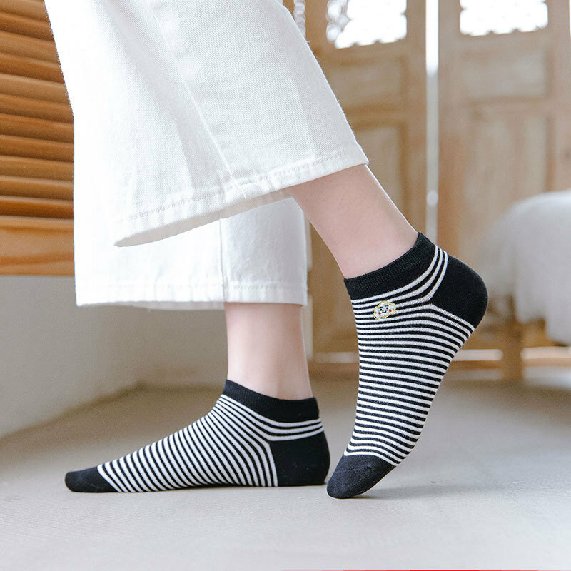 Frühling Und Sommer Frauen Mode Baumwolle Socken Boot Bunte Streifen Mädchen Flachen Mund Kurze Ferse Socken Edle Cartoon Stickerei