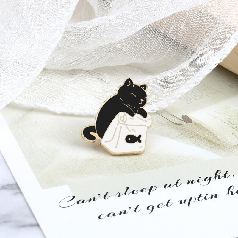 Bonito preto branco gatos esmalte pinos saco de peixe seco broche dos desenhos animados animais emblemas denim lapela pino jóias presente para crianças melhores amigos