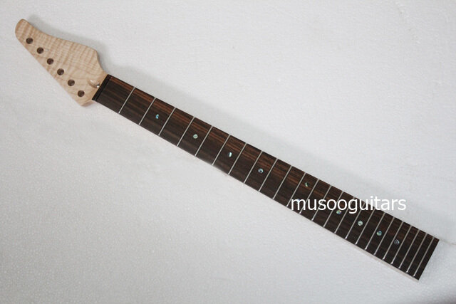 Kit guitarra elétrica nova marca na cor roxa em acabamento Nitro