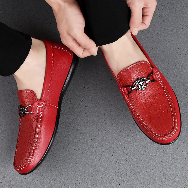 Primavera 2022 piselli scarpe scarpe casual in pelle da uomo guida scarpe da uomo con suola morbida scarpe pigre con pedale rosso