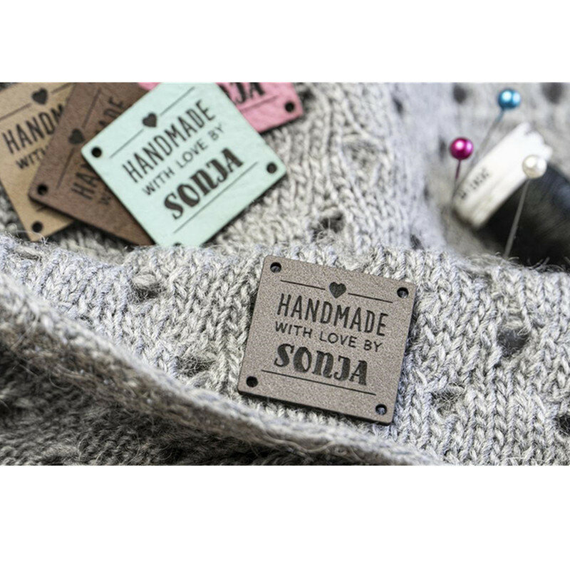 Etiquetas personalizadas de cuero hechas a mano para coser ropa, artículos artesanales, logotipo de marca, acolchado de ganchillo, 50 unidades