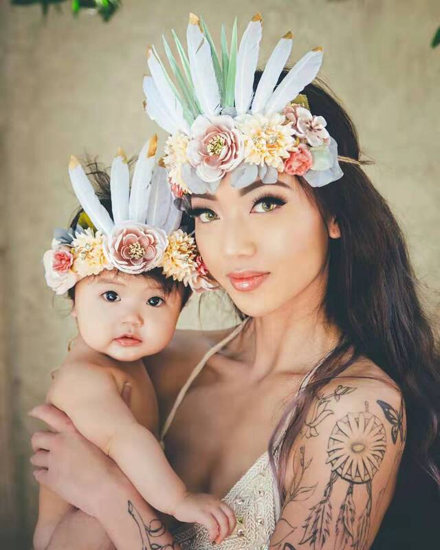 2 sztuk z kwiatami i piórami nakrycia głowy dla mamy i impreza dla dzieci kapelusz Indian stroik girlanda na przyjęcie ślubne akcesoria do włosów dla dzieci z pałąkiem na głowę