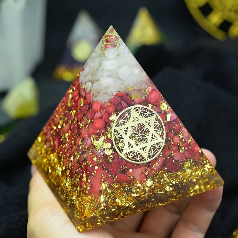 Orgonite Piramide Muladhara Chakra Energia di Cristallo di Pietra di Corallo Rosso Bianco Della Resina di Cristallo Piramide Decorazione Dei Monili C0166