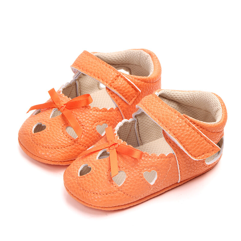 Sandálias de bebê com o amor, sapatos vazados com sola macia de menino e menina, sapatos casuais de 2020
