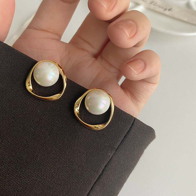 Imitation Perle Ohrring für Frauen Gold Farbe Runde Stud Ohrringe Weihnachten geschenk Unregelmäßigen Design Ungewöhnliche Ohrringe bijoux femme