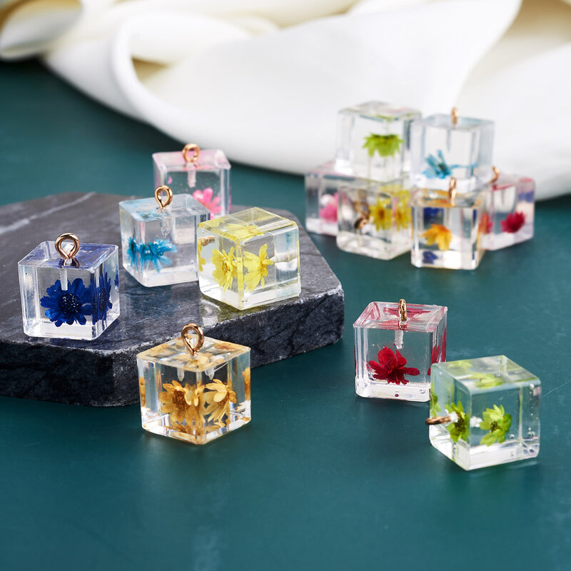 14Pcs Mix Farben Harz Transparent Cube Anhänger Innen Getrocknete Blumen Quadrat Charme Für Frauen Halskette DIY Handwerk Schmuck Machen