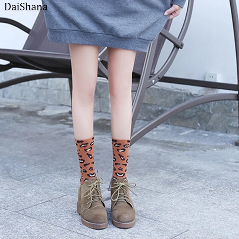 DaiShana-calcetines largos holgados Harajuku para mujer, medias elegantes de grano de leopardo, para Otoño e Invierno