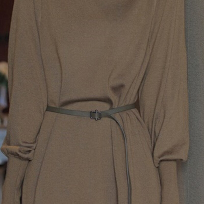 Женское трикотажное платье-свитер с рукавами-фонариками и высоким воротником