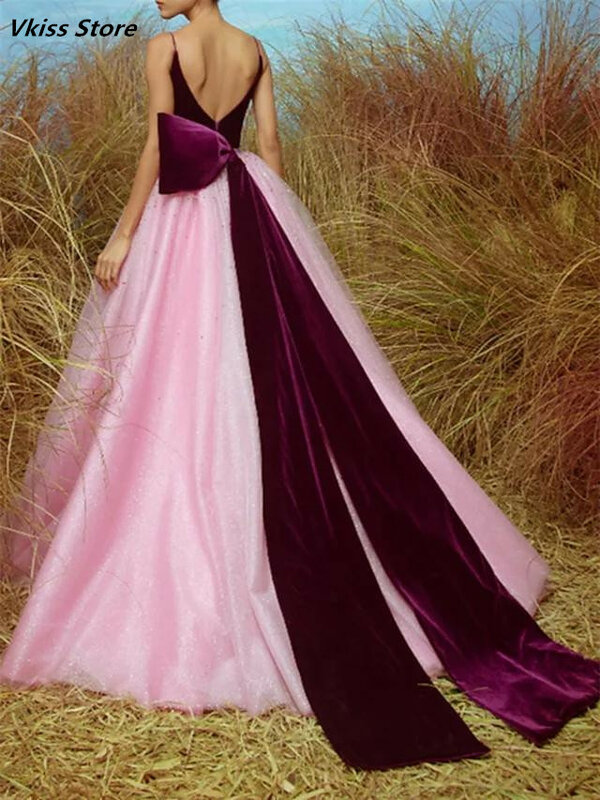 فستان سهرة طويل من المخمل الفاخر باللون الوردي ذو رقبة على شكل V بدون أكمام ورباط رسمي للحفلات مع فيونكة 2022 رداء De Bal جديد
