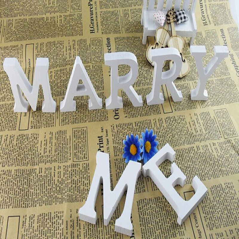 ไม้สีขาวตัวอักษรส่วนบุคคลชื่อออกแบบ DIY ศิลปะหัตถกรรมฟรียืน Xmas งานแต่งงานวันเกิดตกแต่งบ้าน8ซม.