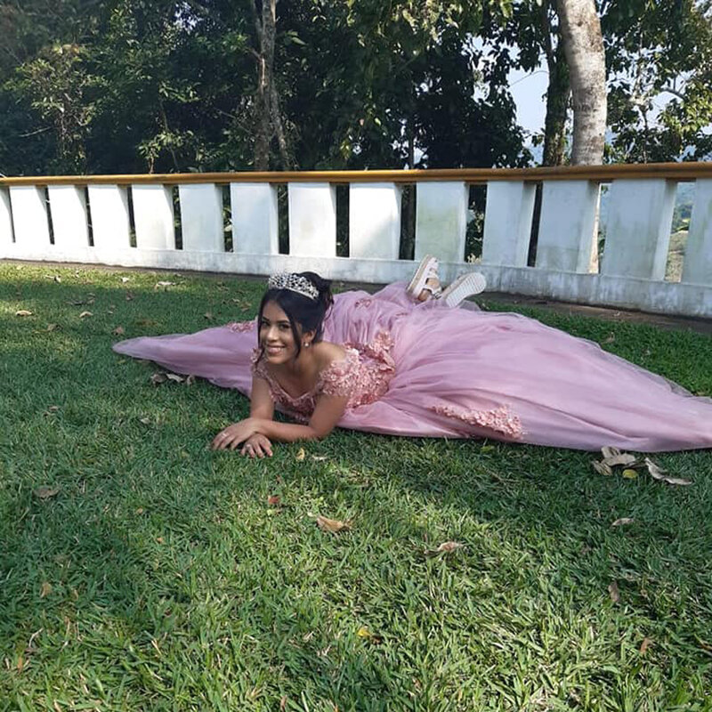 핑크 숄더 볼 가운 Quinceanera 드레스 수제 꽃 아플리케 레이스 스위트 16 파티 파티 가운 Vestidos 드 15
