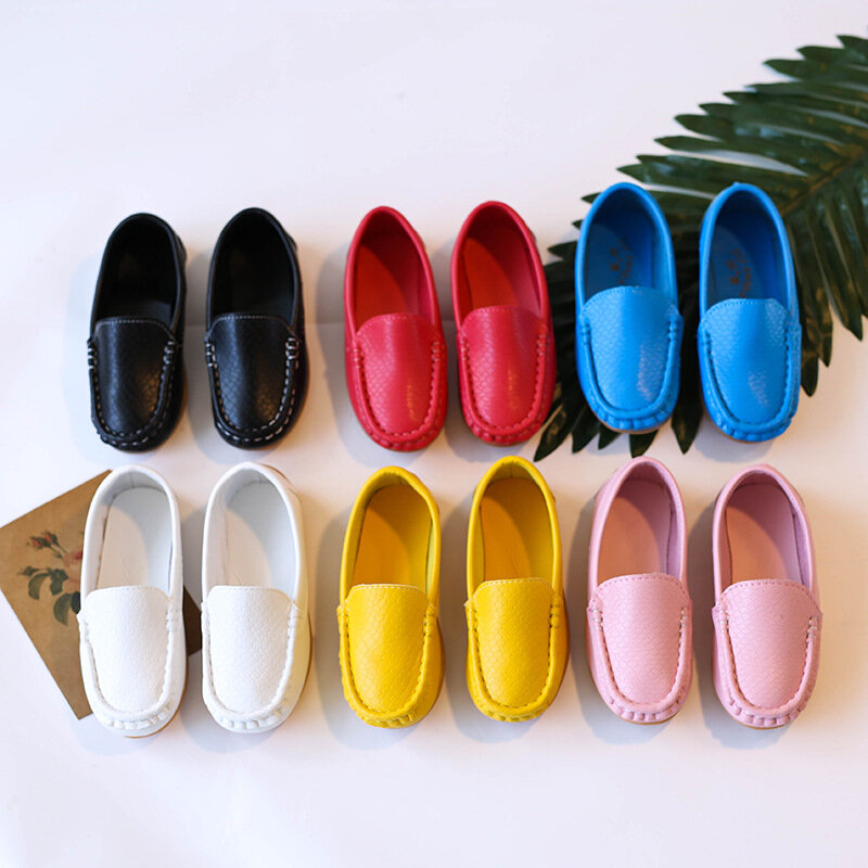 Sapatos de couro PU unisex slip-on, mocassim macio para meninos e meninas, sapatos infantis, cores de doces infantis, tamanho 21-38, quente, 2024