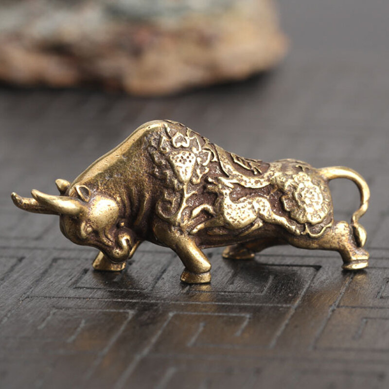 Mini figurine d'ornement de taureau en cuivre pur, sculpture faite à la main, décoration de bureau, accessoires, lignes