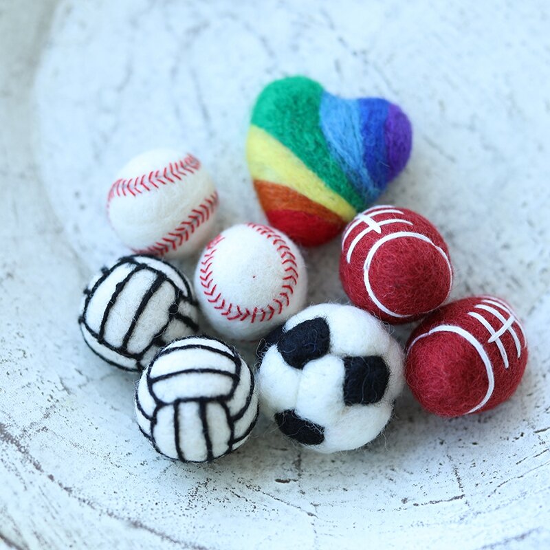 Bola de aceitunas hecha a mano para recién nacido, accesorios de fotografía, relleno deportivo de lana de fieltro, fútbol, sesión de fotos de bebé, corazón de arcoíris