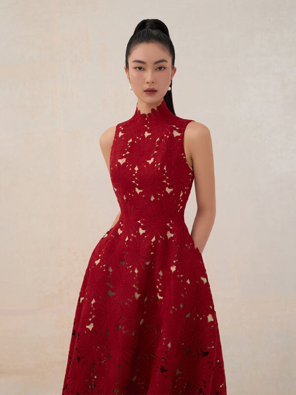 O alfaiate fêmea compra o vestido vermelho do laço do crisântemo, luxo, luz, semi-formal, princesa