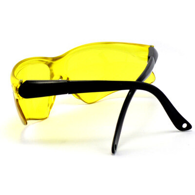 No ponto, investigação do tipo industrial de proteção uv óculos