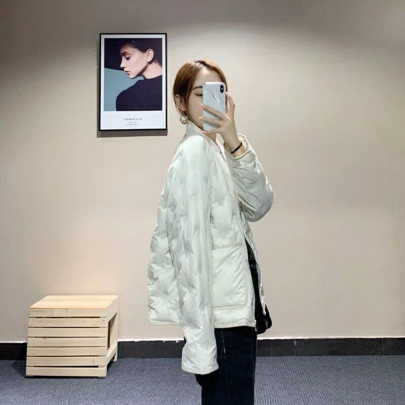 Nuovo 2022 colletto alla coreana invernale Slim piumino corto moda donna cappotto in piumino d'anatra bianco caldo High Street capispalla con cerniera nera