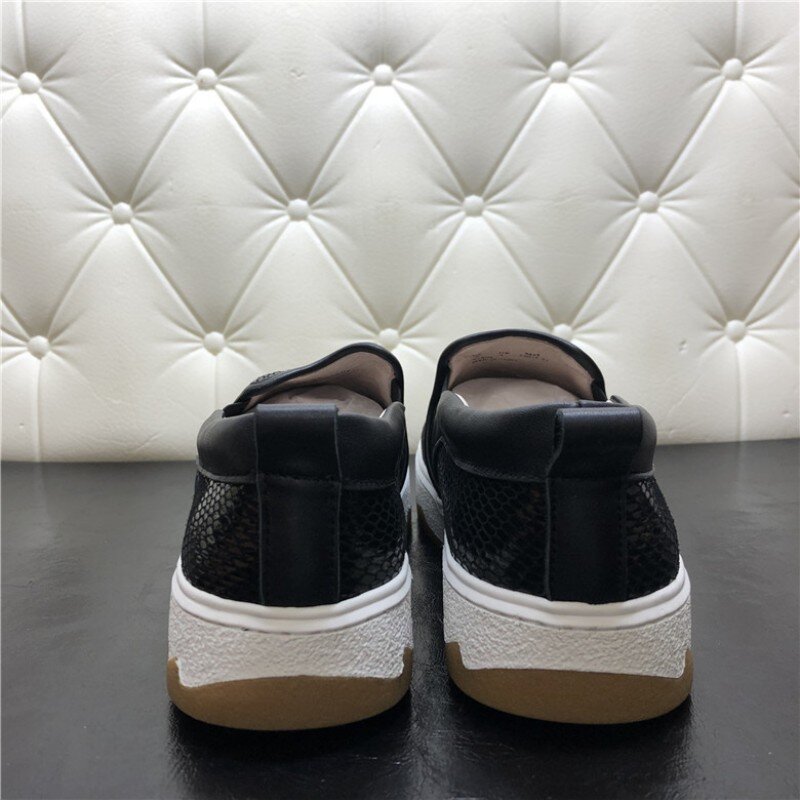 Mocassins de couro legítimo preto e preto, sapatos casuais femininos de outono e marca, com rebites e pontas redondas, para mulheres, 100%