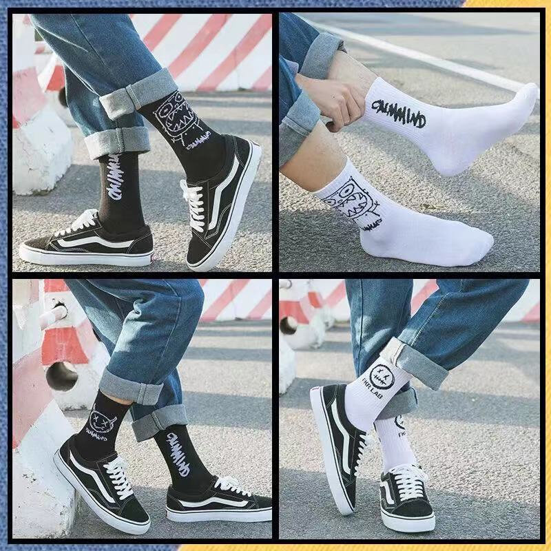 Calcetines de algodón con estampado de grafiti para hombre y mujer, calcetín Unisex de estilo Hip Hop, color blanco y negro, estilo Harajuku