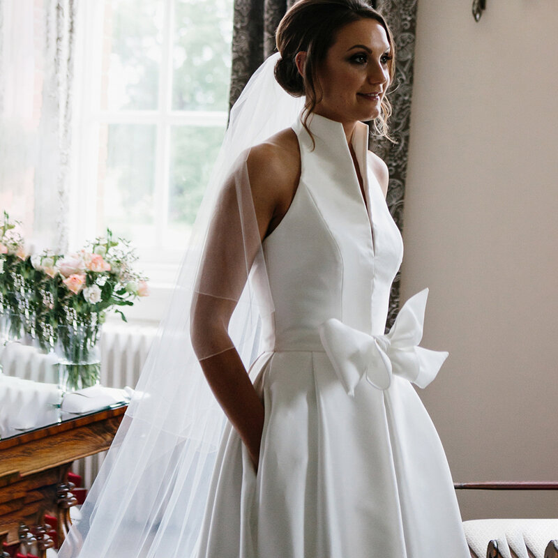 Halter zwykły satynowy Bowknot suknie ślubne z pociągiem Off biały Backless Custom Made Plus rozmiar prosty na szyję wesele sukienka