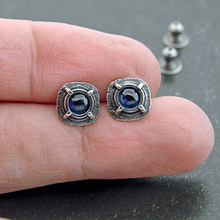 Anting-Anting Kyanite Bulat Fashion Wanita Anting-Anting Kecil Batu Kristal Hitam Biru Pistol 925 Perhiasan Minimalis