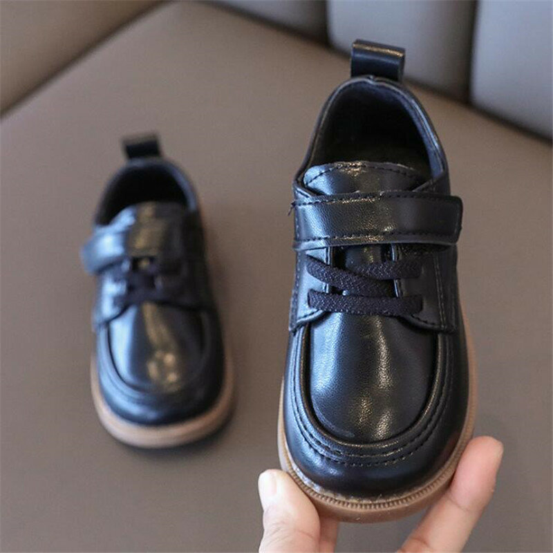 2022 جديد ربيع الخريف الاطفال أحذية للبنين بنات النمط البريطاني للأطفال أحذية رياضية كاجوال بولي PU جلد موضة الأسود تظهر الأحذية