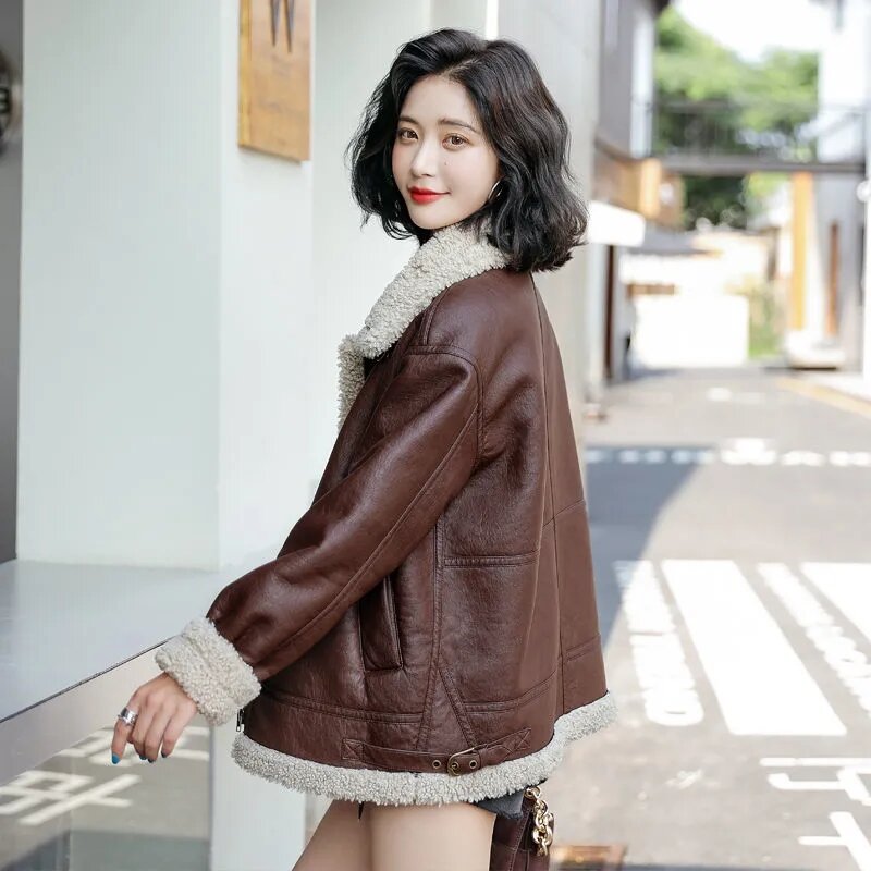 Abrigo corto de piel de cordero para mujer, chaqueta gruesa de terciopelo, holgada, de cuero Pu, estilo coreano, para motocicleta, para otoño e invierno, novedad de 2021