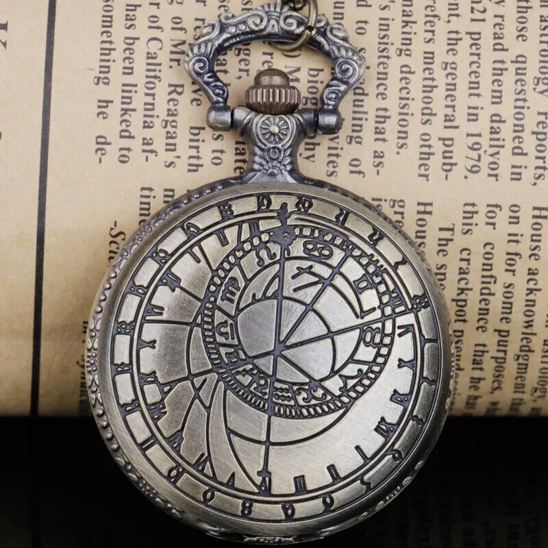 Jam tangan saku Quartz desain tema Retro antik, liontin Analog untuk anak laki-laki dengan ukiran halus, hadiah untuk jam tangan saku