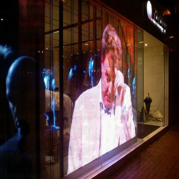 Interior transparente p12 conduziu o signage digital da janela da loja da exibição de vidro