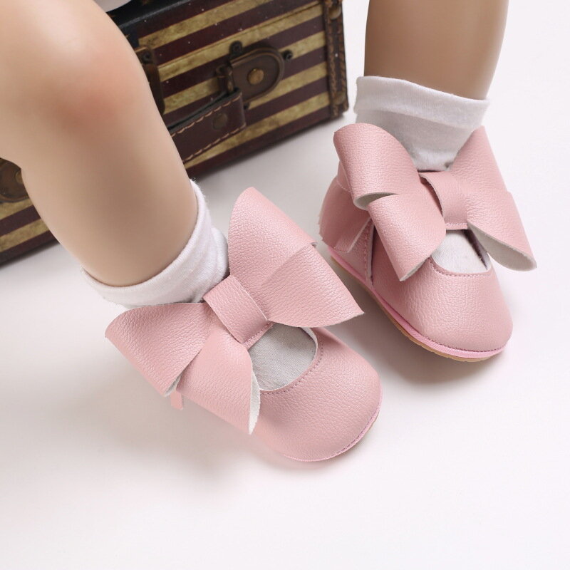Обувь для маленьких девочек с большим бантом нескользящая обувь на плоской мягкой подошве для малышей нескользящая обувь из ПУ для новорожденных девочек