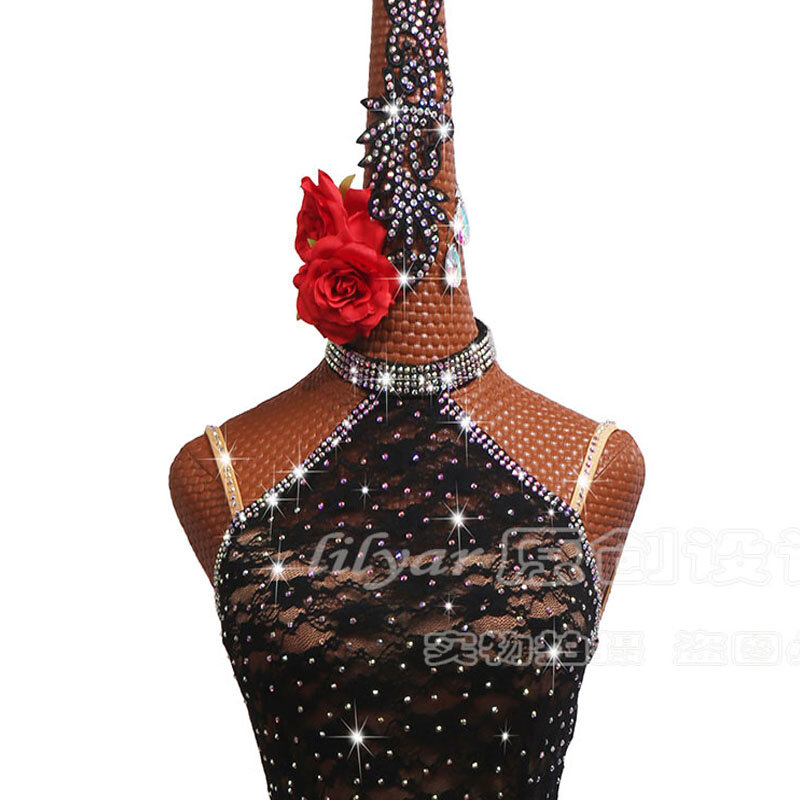 Gaun pentas kostum Kompetisi Latin baru gaun pertunjukan ukuran kustom garis leher Cina berlubang renda hitam