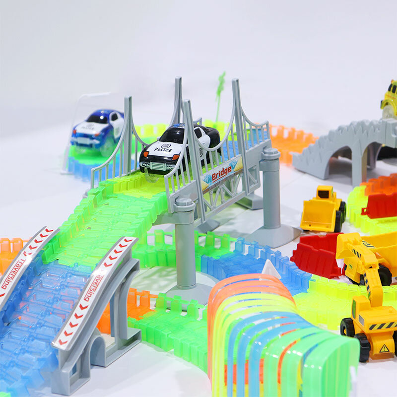 子供のためのカラフルなプラスチック製のレーシングトラック,明るい色のライト付きの創造的なレーシングおもちゃ