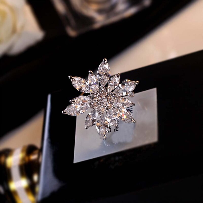 1Pc New Fashion Christmas Snowflake Brooch Zircon Brooches  for Women Men Pins Dress Coat Accessories Jewelry Gifts
