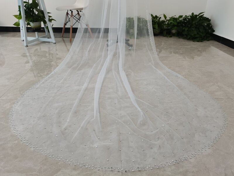 طرحة زفاف بيضاء/عاجية من الكريستال ، حجاب زفاف مصنوع يدويًا من الماس الصناعي
