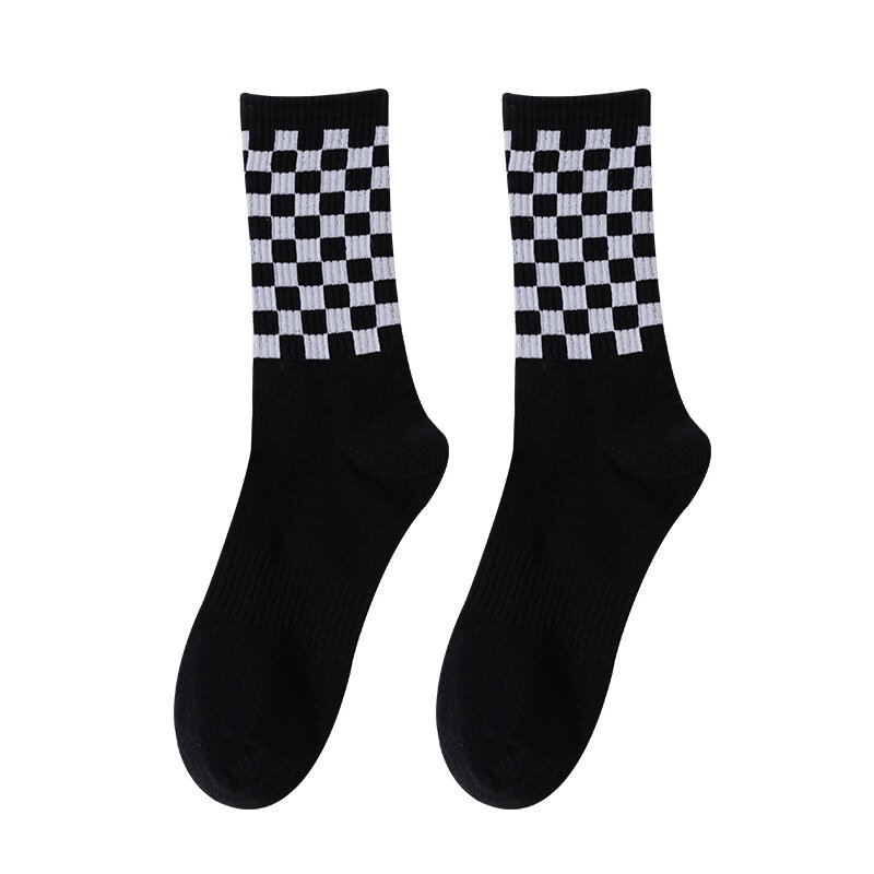 Harajuku rua moda trendly meias femininas preto e branco quadrados padrão meias homens novidade skate engraçado meias de algodão
