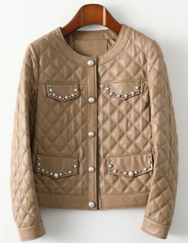 2023 inverno novo clássico acolchoado redondo pescoço pérola botão curto casaco de couro jaqueta feminina ovelha couro casaco